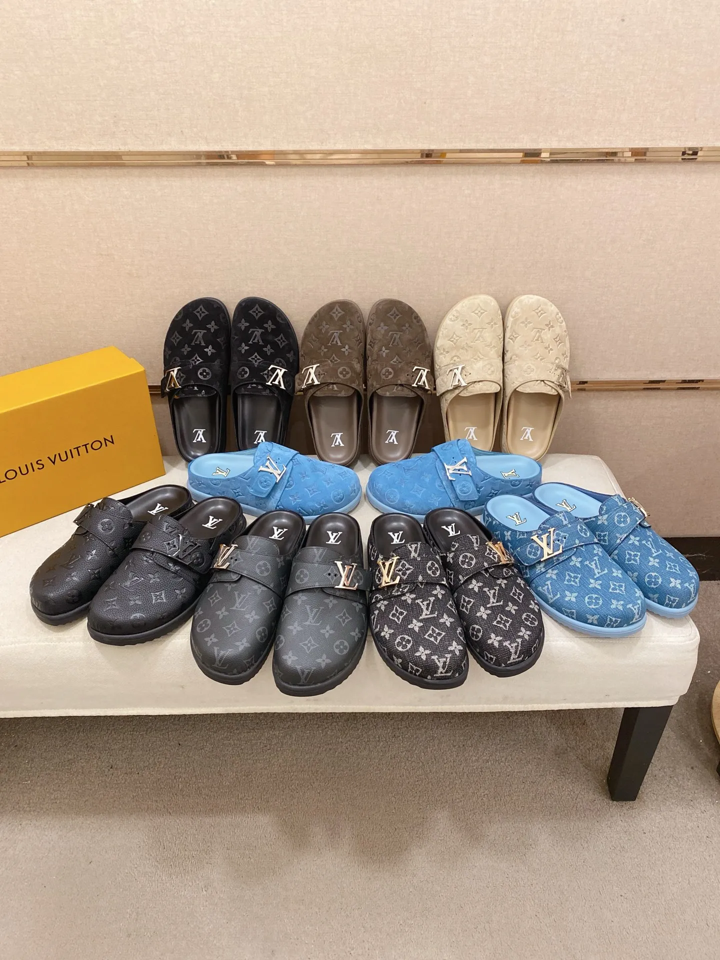 Men's shoes💰: 220💰38-45, LV Easy 2025 new men's casual sandals and slippers, made of suede cow leather, with Monogram pattern to highlight the trendy style. Adjustable straps illuminated with LV letters, while a resilient insole and micro outsole provide lightweight comfort. Made of suede cow leather with embossed Monogram pattern and brand element metal hardware✅Adjustable straps➕Tough insole‼ ️Micro outsole. Comfortable and easy to wear‼ ️